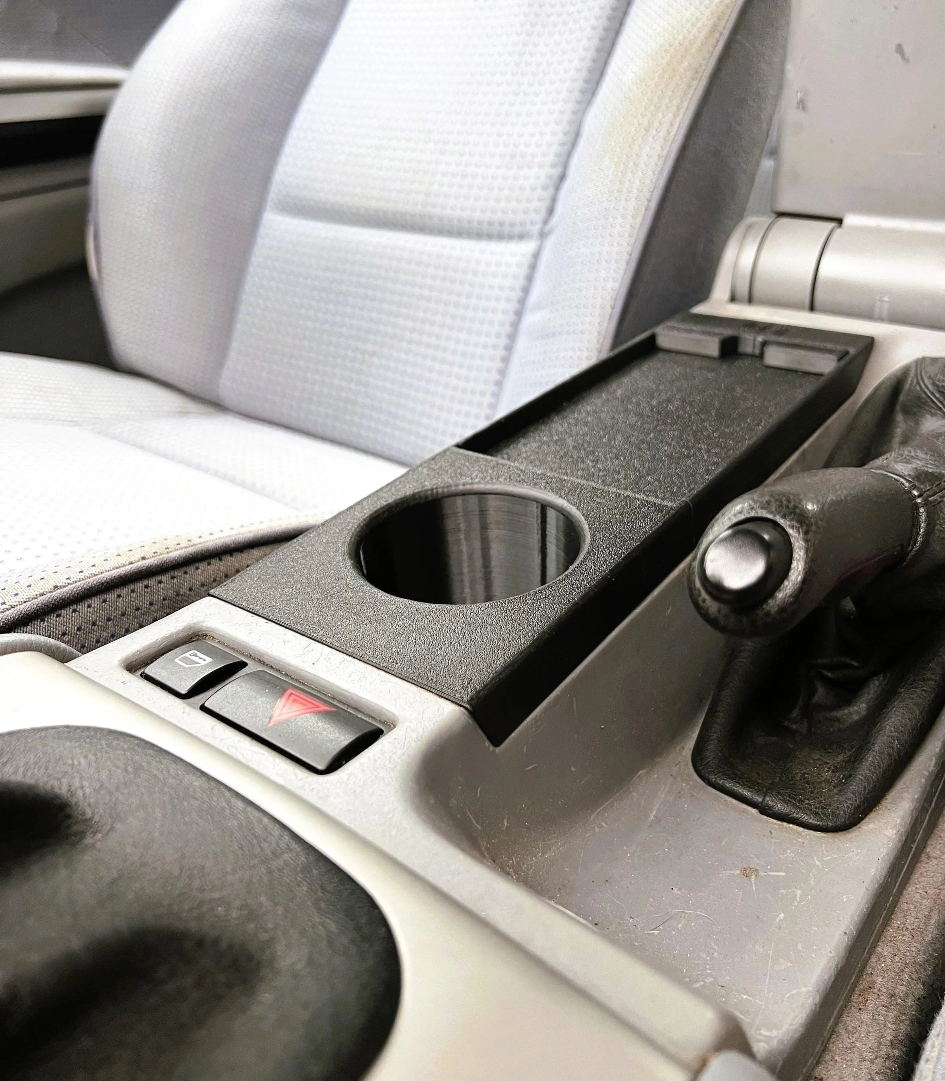 Kabelloses Ladegerät mit integriertem Getränkehalter für BMW 3er (E46) - Exact Designs